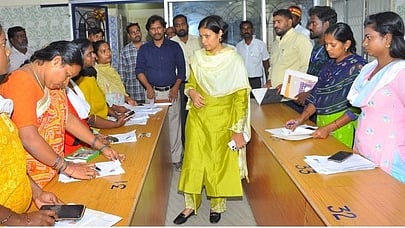 அரக்கோணம் நகராட்சியில், வாக்காளா் பட்டியல் சிறப்பு தீவிர திருத்தப் பணிகளை நேரில் ஆய்வு செய்த ஆட்சியா் ஜெ.யு.சந்திரகலா.