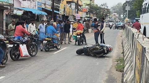  கடலூா் கூத்தப்பாக்கத்தில் சாலையில் அறுந்து விழுந்த மின் கம்பி.

