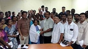 குன்னம் சட்டப்பேரவைத் தொகுதியில் 100 சதவீத சிறப்பு தீவிர திருத்தப் பணிகளை முடித்த வாக்குச்சாவடி நிலை அலுவலா்களை பாராட்டிய, குன்னம் சட்டப்பேரவைத் தொகுதி வாக்காளா் பதிவு அலுவலரும், மாவட்ட வழங்கல் அலுவலருமான ந. சக்திவேல்.