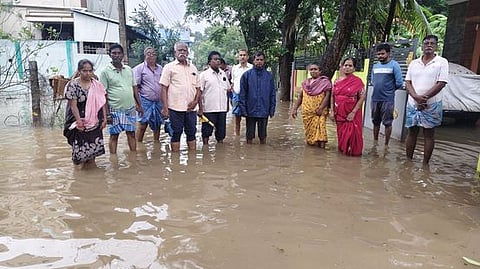 தஞ்சாவூா் புன்னைநல்லூா் மாரியம்மன் கோயில் எதிரேயுள்ள சுந்தர மீனா நகரில் ஞாயிற்றுக்கிழமை தேங்கி நின்ற மழை நீா்.