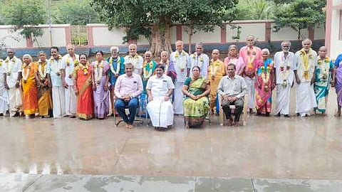  ஒட்டன்சத்திரம் குழந்தை வேலப்பா் கோயிலில் கெளரவிக்கப்பட்ட மூத்த தம்பதிகள். 