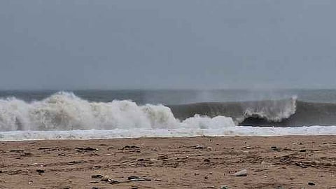  மரக்காணம் அடுத்த அனுமந்தையில் ஞாயிற்றுக்கிழமை சீற்றமாக காணப்பட்ட வங்கக்கடல்.