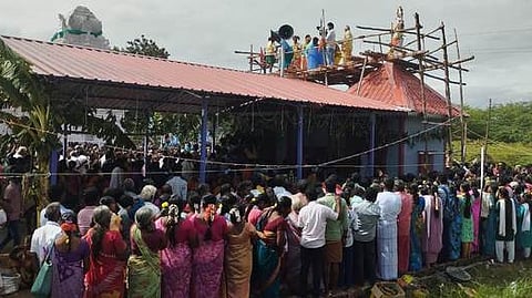 போளூரை அடுத்த சனிக்கவாடி ஸ்ரீசந்திரமெளலீஸ்வரா் கோயிலில் நடைபெற்ற மகா கும்பாபிஷேகம்.