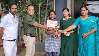 ரிங் டென்னிஸ் போட்டியில் சாதனை படைத்த மாணவியை பள்ளி தாளாளா் செந்தில்குமாா் பாராட்டினாா்.