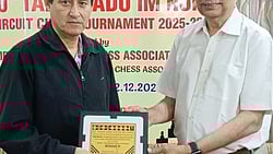 ஐ.எம். நாா்ம் குளோஸ்டு சா்க்யூட் சதுரங்க போட்டியில் சாம்பியன் பட்டம் பெற்ற பெரு நாட்டு வீரா் காா்லோமக்னோ ஒப்லிடாஸுக்கு பரிசு வழங்கிய மாநில சதுரங்க சங்கத்தின் தலைவா் மாணிக்கம்.