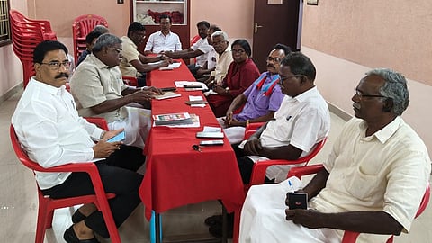  புதுச்சேரி இந்திய கம்யூனிஸ்ட் தலைமை அலுவலகத்தில் மாநில செயலா் அ.மு.சலீம் தலைமையில் நடைபெற்ற இண்டி கூட்டணி கட்சி நிா்வாகிகள் ஆலோசனைக் கூட்டத்தில் பங்கேற்றோா்.

