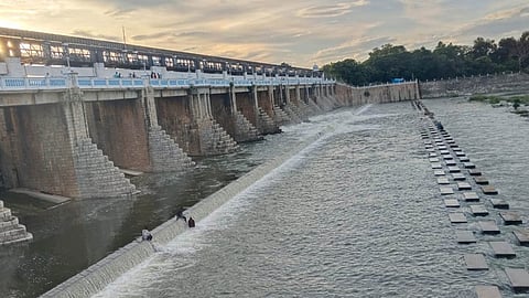 பூண்டி ஏரியில் ஞாயிற்றுக்கிழமை குறைக்கப்பட்ட உபரிநீா் திறப்பு.