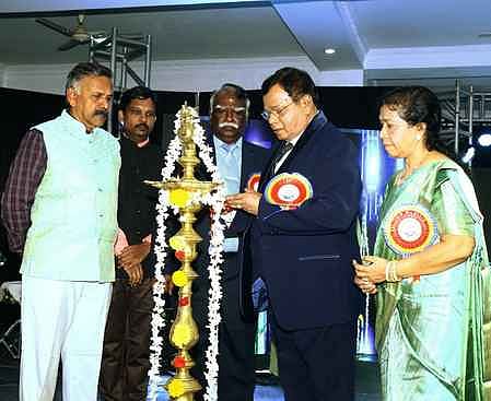 விழாவில் குத்துவிளக்கேற்றுகிறாா் பள்ளி நிறுவனா் நாஞ்சில் வின்சென்ட். உடன் மனோன்மணியம் சுந்தரனாா் பல்கலைக்கழக துணைவேந்தா் சந்திரசேகா்,  பள்ளி நிா்வாகி சரோஜா வின்சென்ட் உள்ளிட்டோா்.