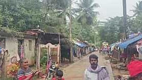 கீரமங்கலம் அறிவொளி நகரில் இடிந்து விழும் நிலையில் குடியிருப்புகள்: புதிய வீடுகள் கட்டித்தர நரிக்குறவா் இன மக்கள் கோரிக்கை