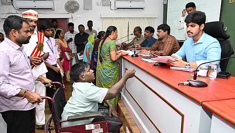 பொதுமக்களிடம் மனுக்களைப் பெற்ற ஆட்சியா் மு. பிரதாப்.