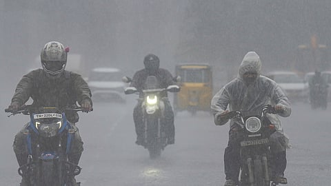 தென்மேற்கு வங்கக்கடலில் உருவான டிட்வா புயல் காரணமாக, சென்னையில் தொடர்ந்து பொய்து வரும் கனமழையிலும் தனது வாகனத்தில் விரைந்து  செல்லும் மக்கள்.
