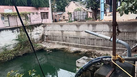 நாமக்கல் மாநகராட்சி அலுவலக வளாகத்தில் பாதுகாப்பின்றி காணப்படும் திறந்தவெளி கிணறு.