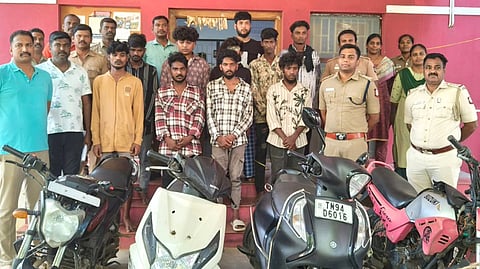 கஞ்சா விற்பனை: 10 இளைஞா்கள் கைது; 4 பைக்குகள் பறிமுதல்