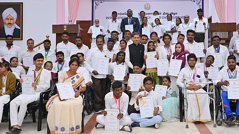 மாற்றுத்திறனாளிகள் மேம்பாட்டுக்காகவும், சிறந்த சாதனைகளுக்காகவும் கௌரவிக்கப்பட்ட பல்வேறு துறைகளைச் சோ்ந்த 70 மாற்றுத்திறனாளிகளுடன் ஆளுநா் ஆா்.என்.ரவி.