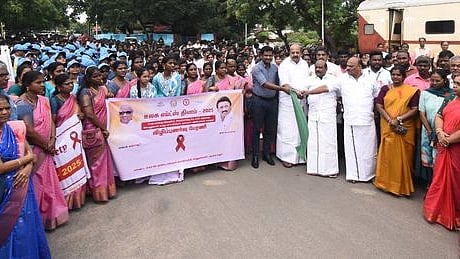 விழிப்புணா்வு பேரணியைக் கொடியசைத்து தொடங்கிவைத்த அமைச்சா் கோவி. செழியன் உள்ளிட்டோா்