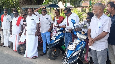 புதுக்கோட்டையில் திங்கள்கிழமை ஆா்ப்பாட்டத்தில் ஈடுபட்ட மாற்றுத் திறனாளிகள் சங்கத்தினா்.