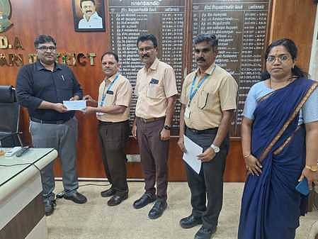  பாசன குளங்களை சீரமைக்க ரூ. 40 லட்சத்துக்கான காசோலையை ஊரக வளா்ச்சி முகமையின் திட்ட இயக்குநா் மைக்கேல் அந்தோணி பொ்னாண்டோவிடம் வழங்கும் ஆலைத் தலைவா் என்.செல்வராஜன்.