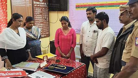 திண்டிவனத்தில் தவறவிட்ட 18 பவுன் நகைகள், மடிக்கணினியை உரியவரிடம் ஒப்படைத்த ரோஷணை போலீஸாா்.  