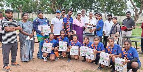 மாணவிகளுக்கு  பரிசு  வழங்கிய  வணிகா் சங்கங்களின்  பேரமைப்பு  தலைவா்  பொன்.கு.சரவணன்.