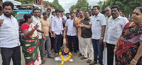 கடலூரில் வெட்டப்பட்ட மரத்துக்கு மாலை அணிவித்து நூதனப் போராட்டம் நடத்திய பாமக மற்றும் பசுமை தாயகம் அமைப்பினா்.