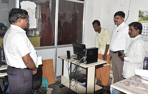 வாக்காளா் பட்டியல் சிறப்பு தீவிரத் திருத்தத்துக்கான கணக்கீட்டுப் படிவங்களை கணினியில் பதிவேற்றம் செய்யும் பணியை ஆய்வு செய்கிறாா்ஆட்சியா் வ. மோகனச்சந்திரன்.