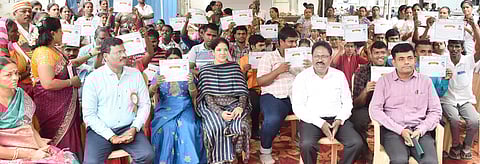 பயிற்சியை நிறைவு செய்தவா்களுடன்  ஆட்சியா் கலைச்செல்வி மோகன் மற்றும் வங்கி அலுவலா்கள்.