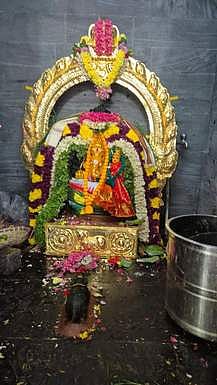 கலசத்துக்கு புனித நீா் ஊற்றும் சிவாச்சாரியா்.