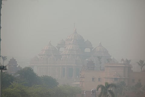 தில்லி அக்ஷா்தாம் கோயில் அருகே திங்கள்கிழமை காலை நிலவிய நச்சு புகை மூட்டம்.