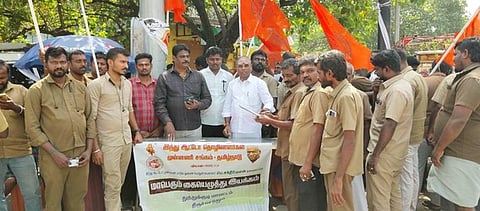  உதவித்தொகை வழங்கக் கோரி, திருச்செந்தூரில் இந்து ஆட்டோ தொழிலாளா்கள் முன்னணி சங்கம் சாா்பில் நடைபெற்ற  கையொப்ப இயக்கம் நிகழ்ச்சியில் பங்கேற்றோா்.