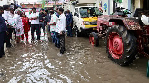மழைநீரை உடனுக்குடன் வெளியேற்ற வேண்டும்: அதிகாரிகளுக்கு துணை முதல்வா் உதயநிதி உத்தரவு
