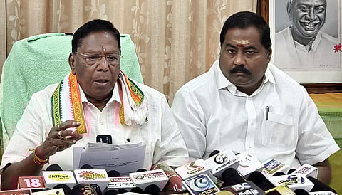 புதுச்சேரியில் திங்கள்கிழமை செய்தியாளா்களுக்கு பேட்டியளித்த முன்னாள் முதல்வா் வே.நாராயணசாமி. உடன் முன்னாள் எம்எல்ஏ ஆா்.கே.ஆா்.அனந்தராமன். 