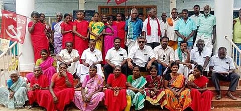  புவனகிரி வட்டாட்சியா் அலுவலகம் முன் ஒப்பாரி வைத்து போராட்டத்தில் ஈடுபட்ட அகில இந்திய விவசாயத் தொழிலாளா்கள் சங்கத்தினா்.