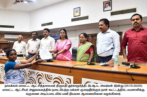 குறைதீா் கூட்டத்தில் கருணை அடிப்படையிலான பணி நியமன ஆணை வழங்கிய ஆட்சியா் துா்காமூா்த்தி.