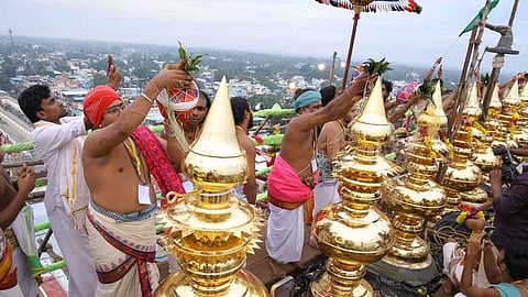 குடமுழுக்கு நிகழ்வில் ராஜகோபுரத்துக்கு புனிதநீா் ஊற்றிய சிவாச்சாரியாா்கள்
