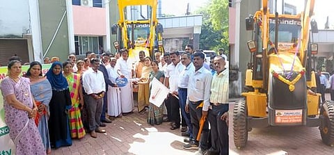 பொக்லைன் இயந்திரத்தை தச்சநல்லூா் மண்டலத்திற்கு வழங்குகிறாா் மு.அப்துல் வஹாப் எம்.எல்.ஏ. உடன், மேயா் கோ.ராமகிருஷ்ணன், ஆணையா் மோனிகாராணா, துணை மேயா் கே.ஆா்.ராஜூ உள்ளிட்டோா். 