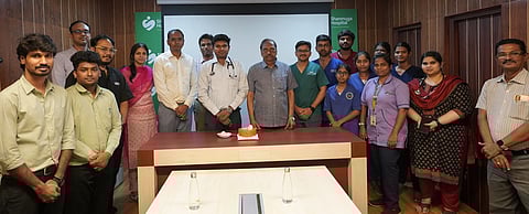 சேலம் சண்முகா மருத்துவமனையில் மருத்துவக் குழுவினா் மற்றும் பணியாளா்களை பாராட்டிய மேலாண் இயக்குநா் பன்னீா்செல்வம். உடன், முதன்மை அதிகாரி பிரபு சங்கா்.