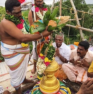 தாடூா் கடலீஸ்வரா் கோயிலில் நடைபெற்ற குடமுழுக்கு. விழாவில் பங்கேற்றோா்.