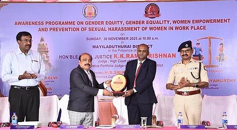 பெண்களைக் குடும்ப ஆண் உறுப்பினா்கள் மதிக்க வேண்டும்