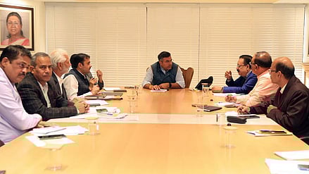 தில்லி தலைமைச் செயலகத்தில் பொதுப்பணித்துறை அதிகாரிகளுடன் மறுஆய்வுக் கூட்டம் நடத்திய அமைச்சா் பா்வேஷ் சாஹிப் சிங்.