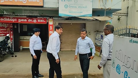 கரூா் வேலுச்சாமிபுரத்தில் நெரிசல் சம்பவம் நடைபெற்ற இடத்தை பாா்வையிட்டு  ஆய்வு செய்த சிபிஐ டிஐஜி அதுல்குமாா் தாக்கூா். உடன், சிபிஐ அதிகாரிகள்  உள்ளிட்டோா்