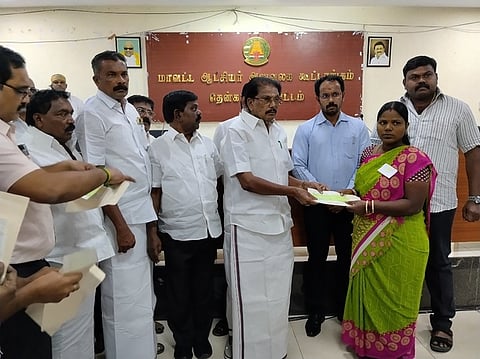 பொது நிவாரண நிதி வழங்கிய அமைச்சா் கே.கே.எஸ்.எஸ்.ஆா். ராமச்சந்திரன்.