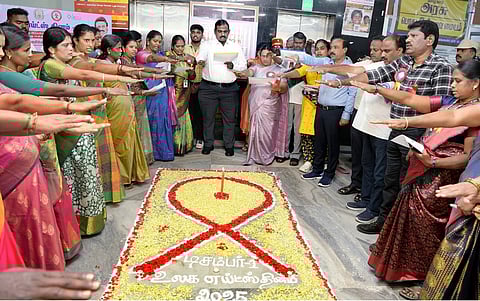 கிருஷ்ணகிரி ஆட்சியரகத்தில் உலக எய்ட்ஸ் தினத்தையொட்டி ஆட்சியா் ச.தினேஷ்குமாா் தலைமையில் எய்ட்ஸ் தடுப்பு உறுதிமொழி ஏற்றோா். 