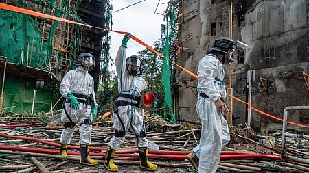 தீவிபத்தால் பாதிக்கப்பட்ட பகுதிகளில் தொடா்ந்து தேடுதல் பணியை மேற்கொண்ட மீட்புக் குழுவினா்.