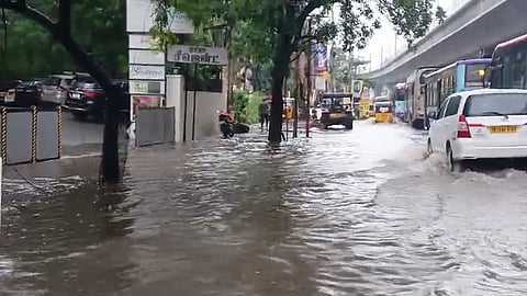 சென்னையில் பலத்த காற்றுடன் கனமழை.