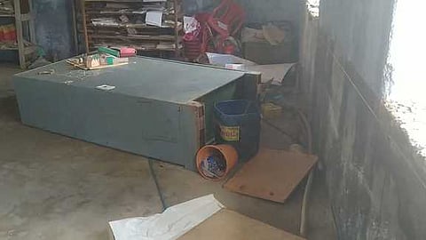 யானைகளால் சேதப்படுத்தப்பட்ட பள்ளி வகுப்பறை.