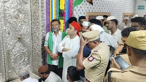 தா்காவில் பிராா்த்தனையில் ஈடுபட்ட இசையமைப்பாளா் ஏ.ஆா். ரஹமான்.
  
