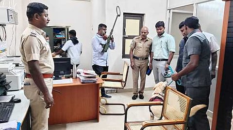 திருப்பூா் மாவட்ட ஆட்சியா் அலுவலகத்தில் மோப்ப நாயுடன் சோதனையில் ஈடுபட்டிருந்த வெடிகுண்டு செயலிழப்பு மற்றும் தடுப்புப் பிரிவு போலீஸாா்.