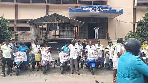 திருச்செங்கோடு கோட்டாட்சியா் அலுவலகம் முன் ஆா்ப்பாட்டத்தில் ஈடுபட்ட மாற்றுத்திறனாளிகள்.