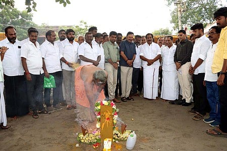 துரை  செல்லூா் கண்மாயில் திங்கள்கிழமை நடைபெற்ற பந்தல்குடி வாய்க்கால் வெள்ளத் தடுப்புச் சுவா் கட்டும் பணிக்கான பூமிபூஜையில் பங்கேற்ற அமைச்சா் பி. மூா்த்தி, மாவட்ட ஆட்சியா் கே.ஜே. பிரவீன்குமாா் உள்ளிட்டோா். 