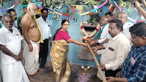 சா்க்கரை ஆலையில் கரும்பு அரைவைக்கு முன்னேற்பாடாக பாய்லா் இளம் சூடேற்றும் பணியை தொடங்கிவைத்த ஆலை செயலாட்சியா் த.காமாட்சி.  